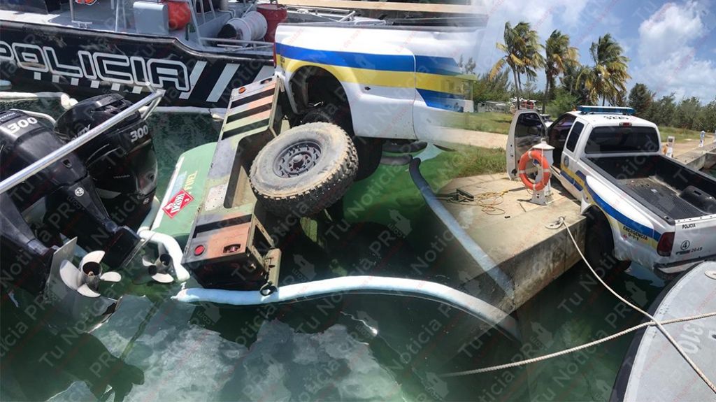  Fotos: Polic&iacute;a en Ceiba cae al mar con todo y veh&iacute;culos oficiales 