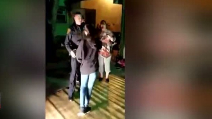 Video: PolicÃ­a llega a una fiesta para detenerla; y ocurriÃ³ algo inesperado