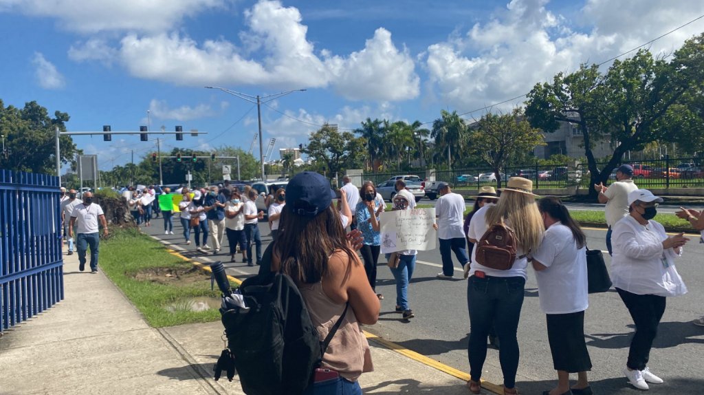  Empleados civiles del Cuartel General realizan manifestaci&oacute;n 