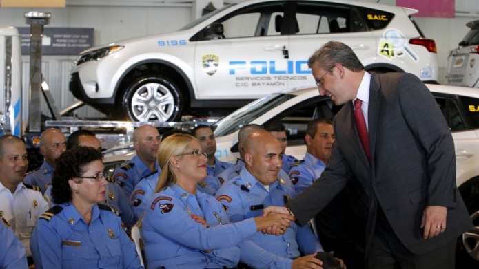 GOBERNADOR ENTREGA EQUIPO NUEVO A LA UNIFORMADA 