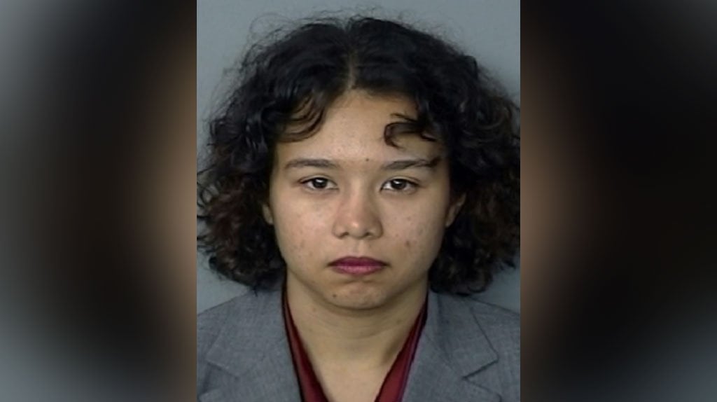  Maestra enfrenta cargos tras incidente con menor de 5 años en cuido 