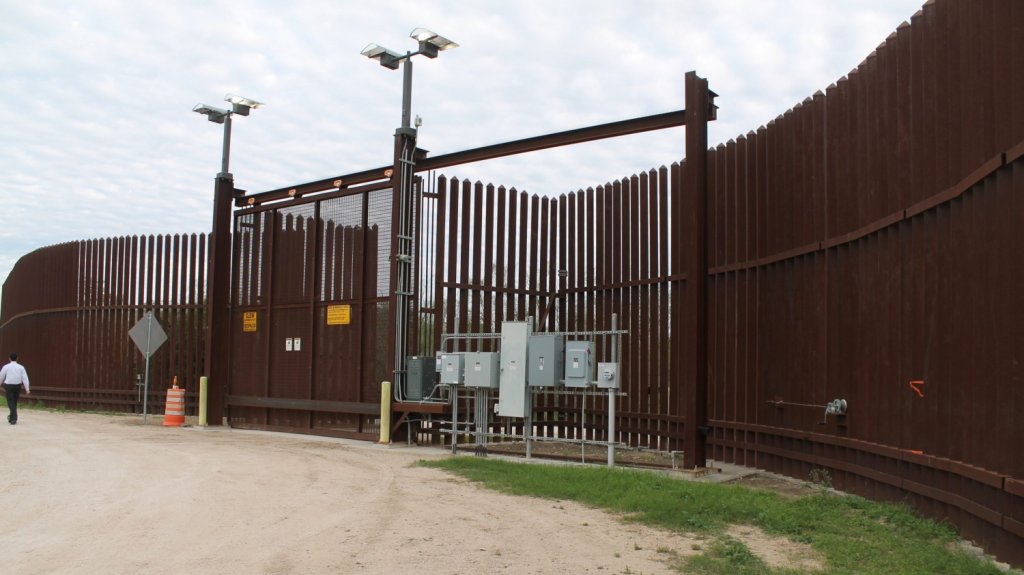  Due&ntilde;os de tierras fronterizas piden a Biden cumplir su palabra sobre el muro 