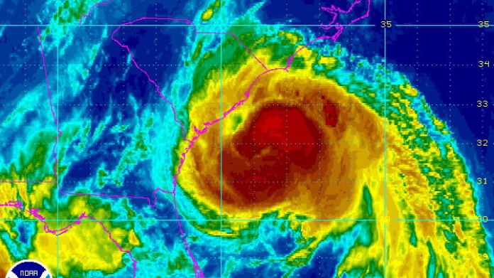 HuracÃ¡n Arthur se dejarÃ¡ sentir hacia las costas de Las Carolinas, mientras en la isla pasa un dÃ©bil disturbio...
