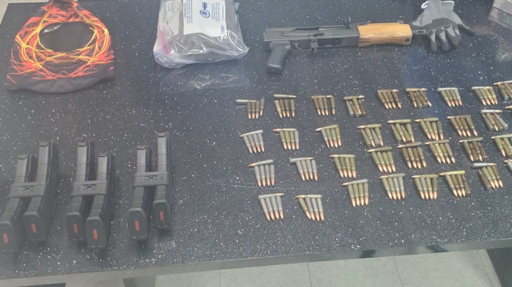  Municipales de San Juan ocupan carro robado con armas y drogas 