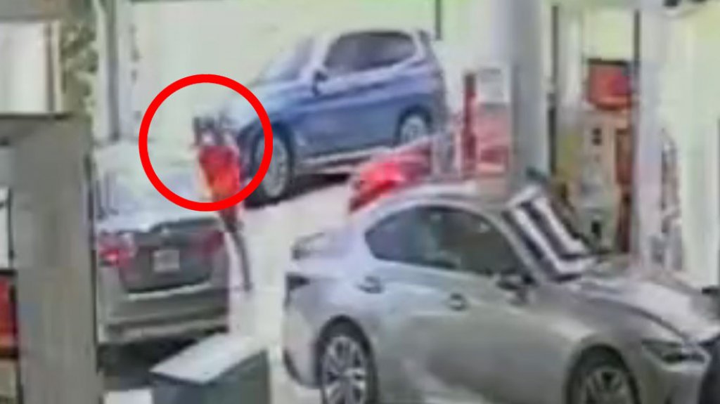  Caco queda grabado en video robando dentro de un auto en gasolinera de Guaynabo 