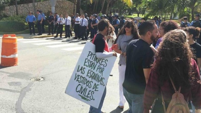 Causa para arresto contra dos manifestantes frente al hotel Caribe Hilton
