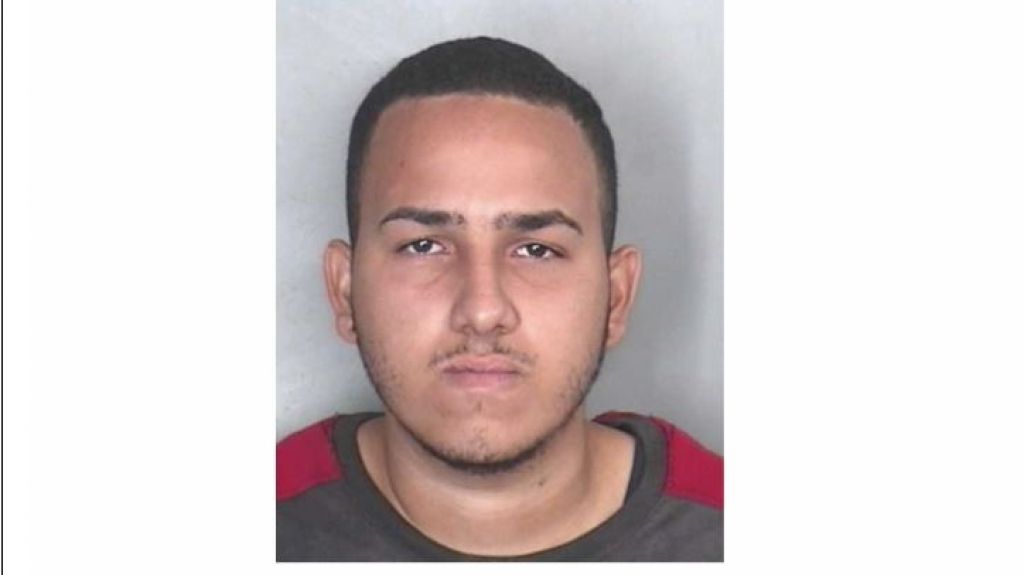  Someten cargos contra joven de 21 a&ntilde;os que agredi&oacute; a su padre polic&iacute;a y efectu&oacute; disparos al aire con arma de reglamento del agente 