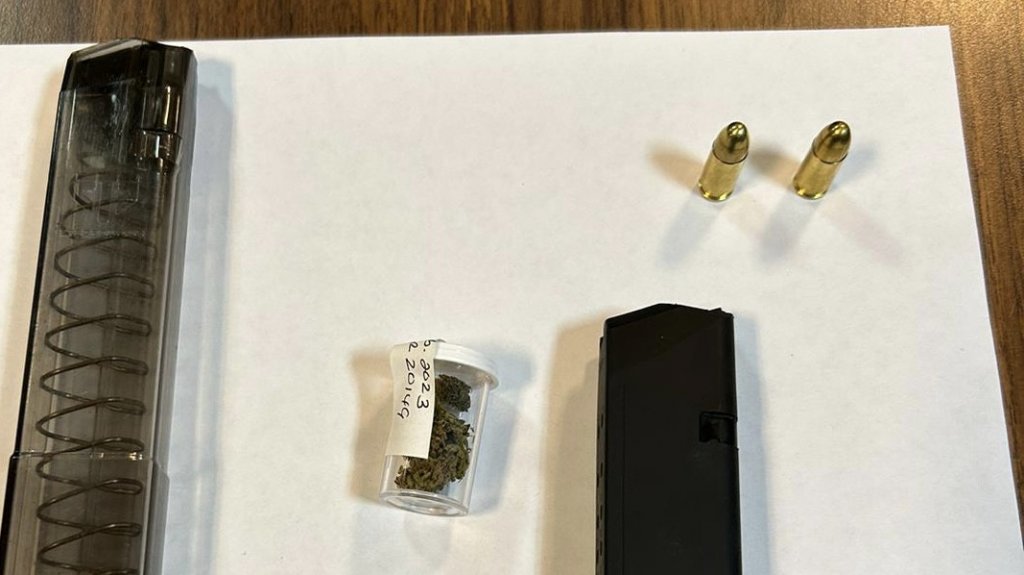  Dos hombres y una mujer arrestados con dos balas y un poco de marihuana 