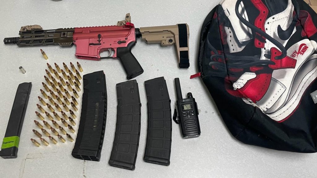  Fotos: Con los federales se van los arrestados en Mayag&uuml;ez con armas, municiones y drogas 