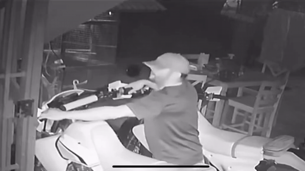  En video momento que &ldquo;cacos&rdquo; roban dos motoras de una residencia en Bayam&oacute;n 