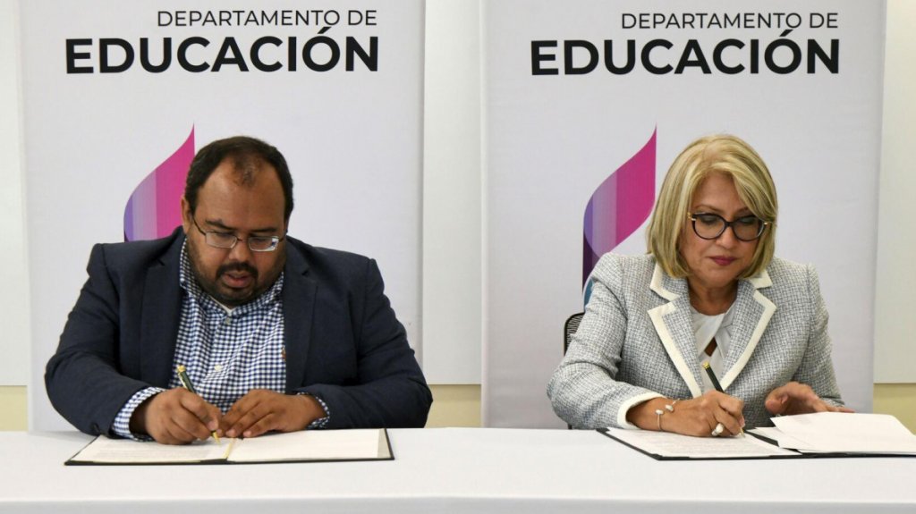  Firman acuerdo colaborativo en pro de la educaci&oacute;n postsecundaria 
