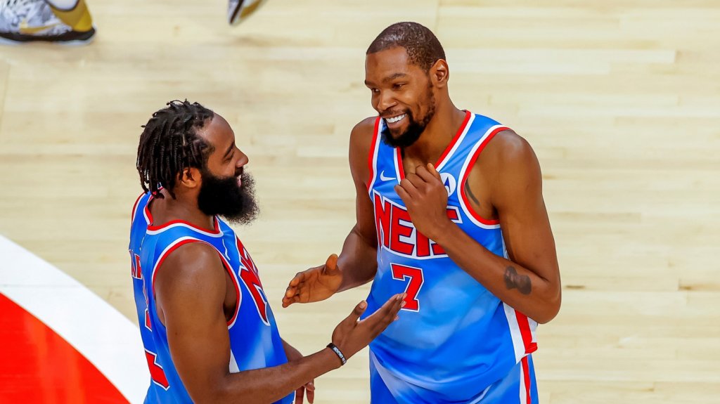  Regreso triunfal de Harden a Texas con un triple-doble ante Spurs 