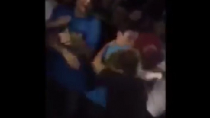 Video: Jóvenes ebrios dañan el ambiente del "Heineken Jazz Fest" con tremenda pelea 