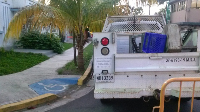 Vehículos del municipio de San Juan obstruyen rampas para impedidos