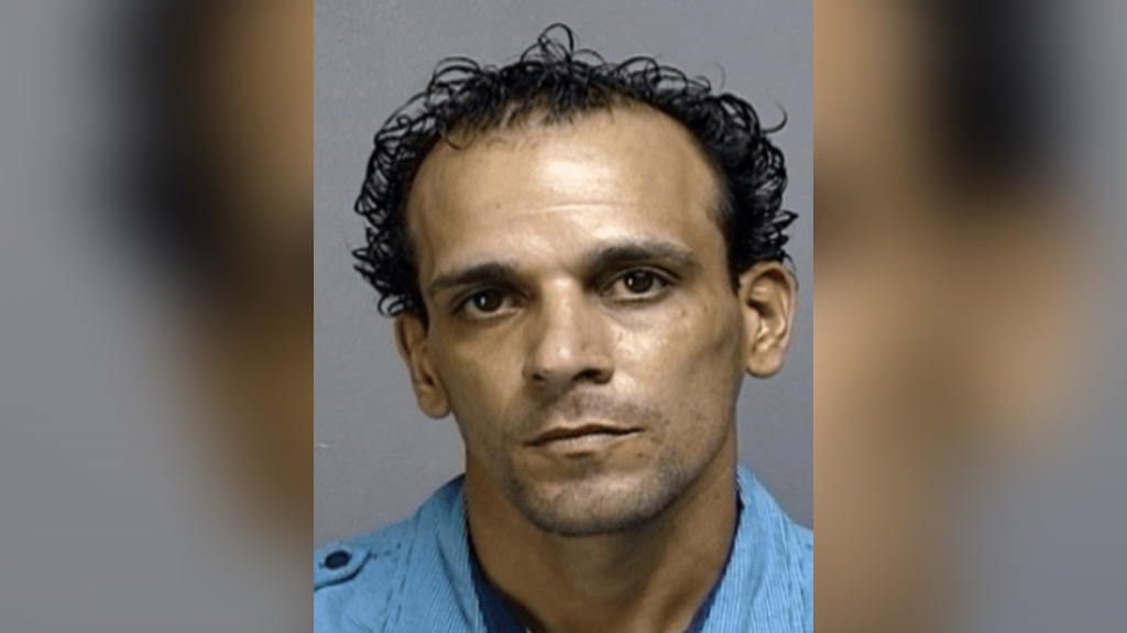  Se busca este sujeto por propinar brutal golpiza a perro en Bayam&oacute;n 