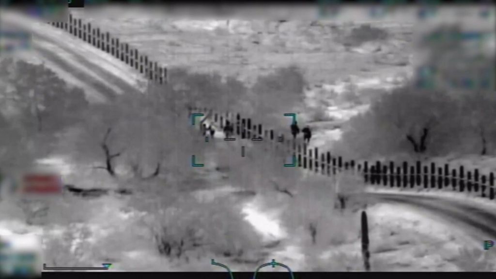  Vea video que muestra a hombres con armas largas en pleno tr&aacute;fico humano en frontera 