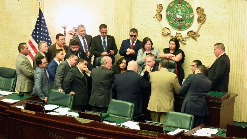  Legislan para que empleados p&uacute;blicos no paguen servicios en agencias y tengan descuentos en la UPR 