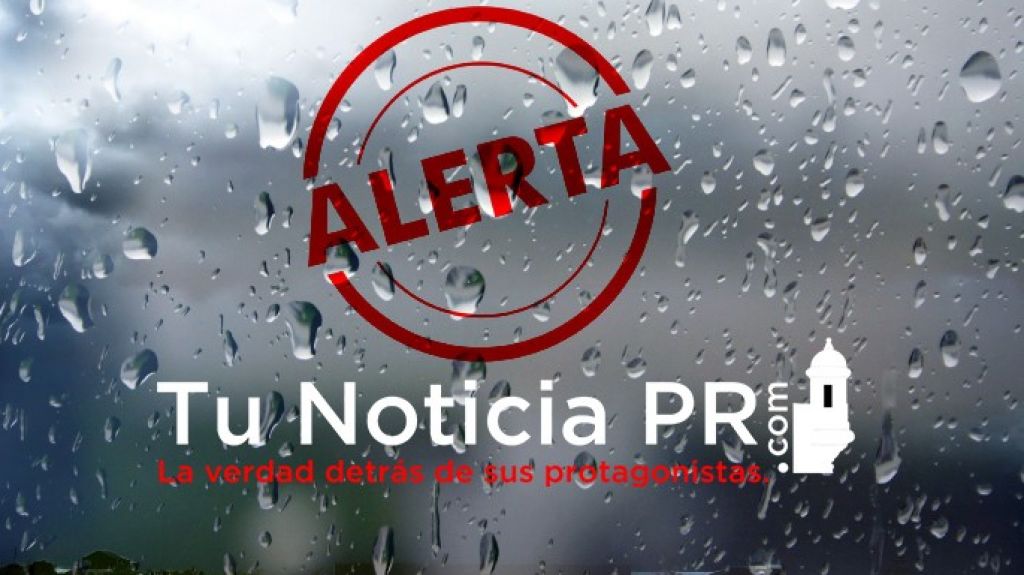  Conductor queda atrapado al salir de su cauce rio de Naguabo 
