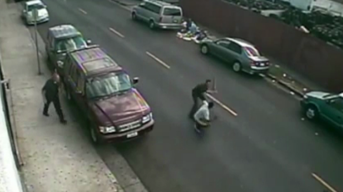 Video muestra a policÃ­a de Los Angeles pateando y golpeando a detenido