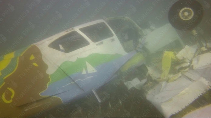 Exclusiva: Fotos bajo el agua de como quedo la avioneta estrellada en PiÃ±ones  