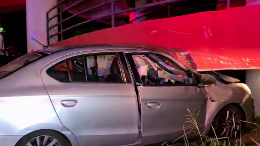  Video: Otra conductora pierde el control y el carro termina &ldquo;espet&aacute;o&rdquo; debajo de un puente peatonal en la Pi&ntilde;ero 