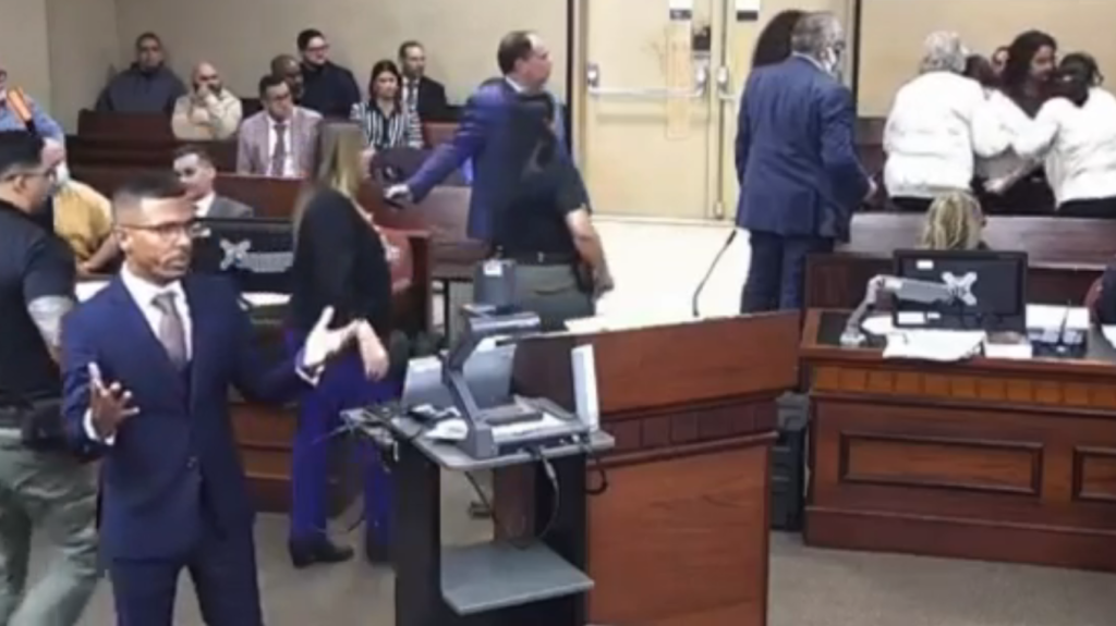  Video: Se descontrolan familiares del Bi&oacute;logo durante el juicio e insultan al abogado del enfermero 