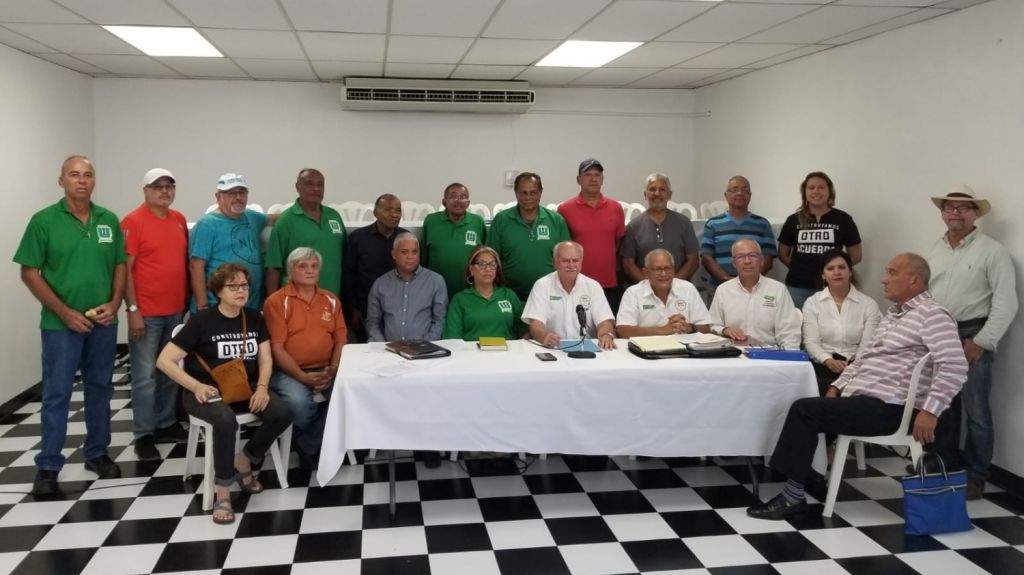  Pensionados exigen desistan de negociar con recortes a las pensiones 