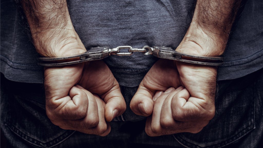  Arrestan a una pareja por posesi&oacute;n de un arma y por conducir un auto hurtado 