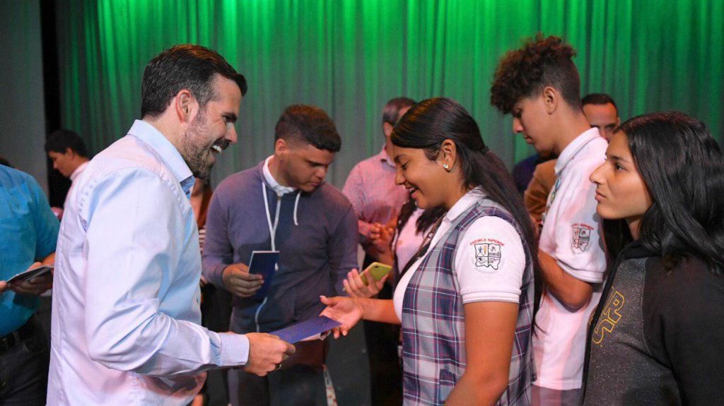  Gobernador regala taquillas a estudiantes para concierto de Bad Bunny 