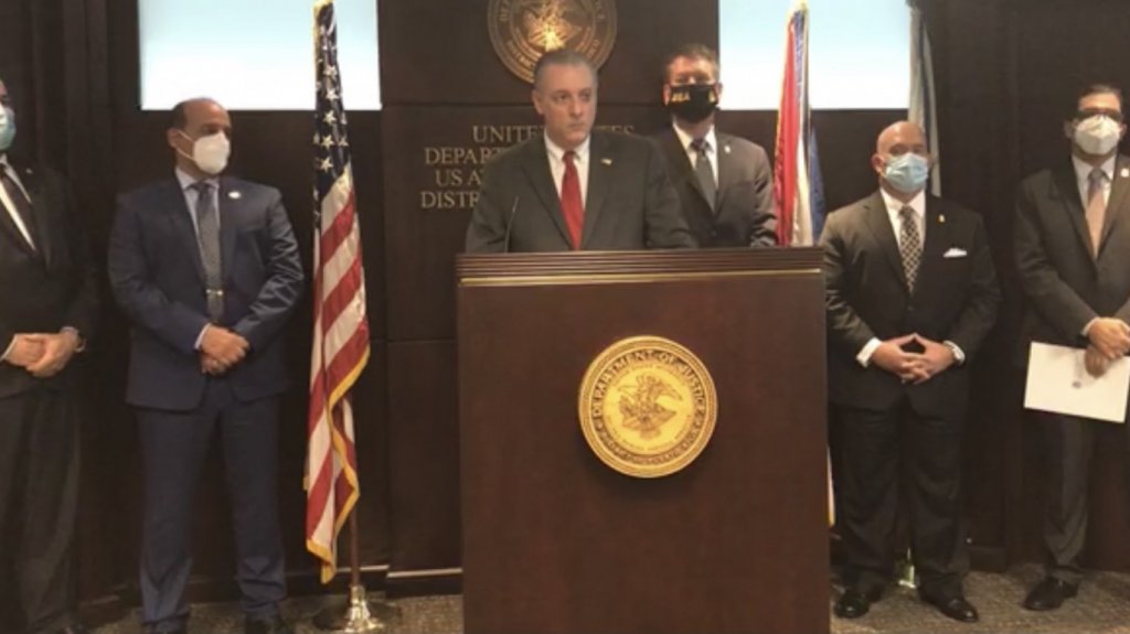  Arrestan y procesan criminalmente a mujer por supuestamente mentir a agencia federal 