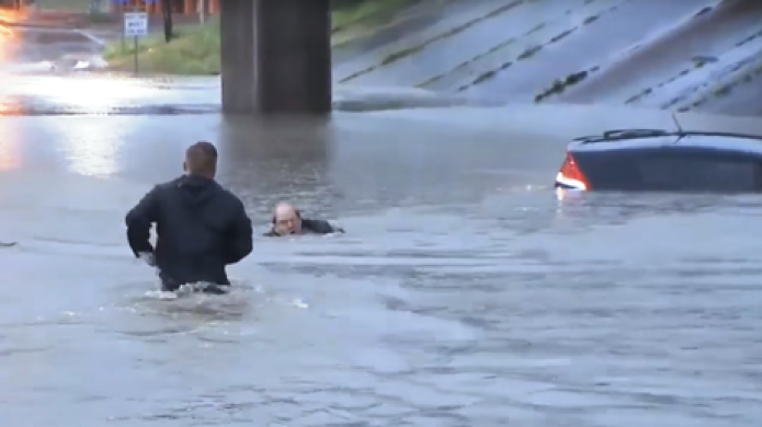 Video: Periodista ayuda en vivo a un hombre que se estaba hundiendo en su auto