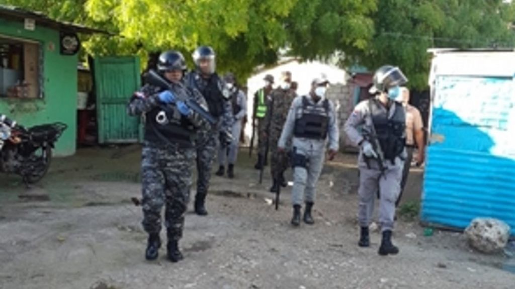  Policías y militares intervienen sectores de Barahona donde se registran acciones violentas 