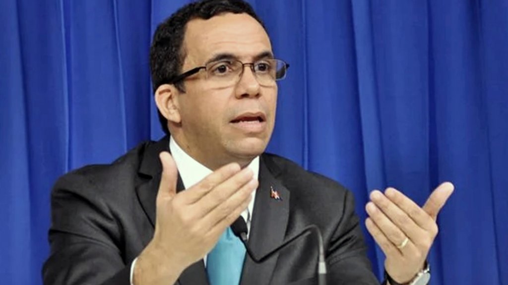  Exministro Andrés Navarro asegura que las nuevas autoridades gubernamentales “han bombardeado” la institucionalidad del sistema educativo 