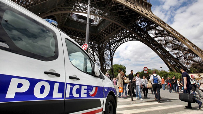 La Torre Eiffel evacuada y acordonada por la PolicÃ­a