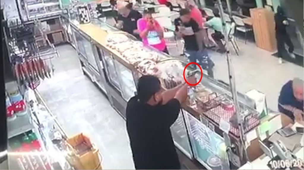  Video: Otro &aacute;ngulo del asalto a panader&iacute;a de Juana Diaz, momento cuando disparan al &ldquo;caco&rdquo; 