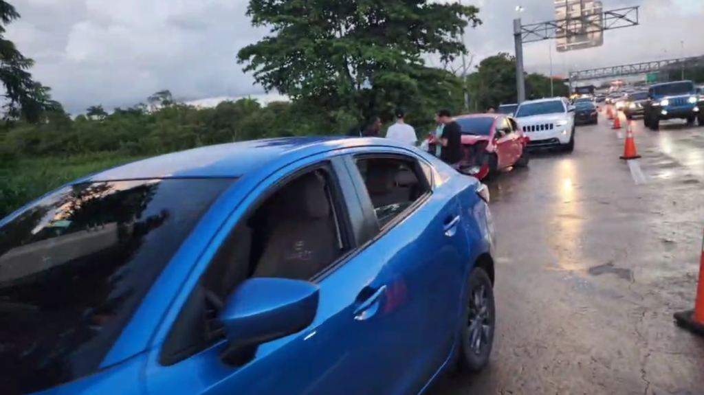  Video: Se reporta accidente con más de 10 autos en expreso 22 