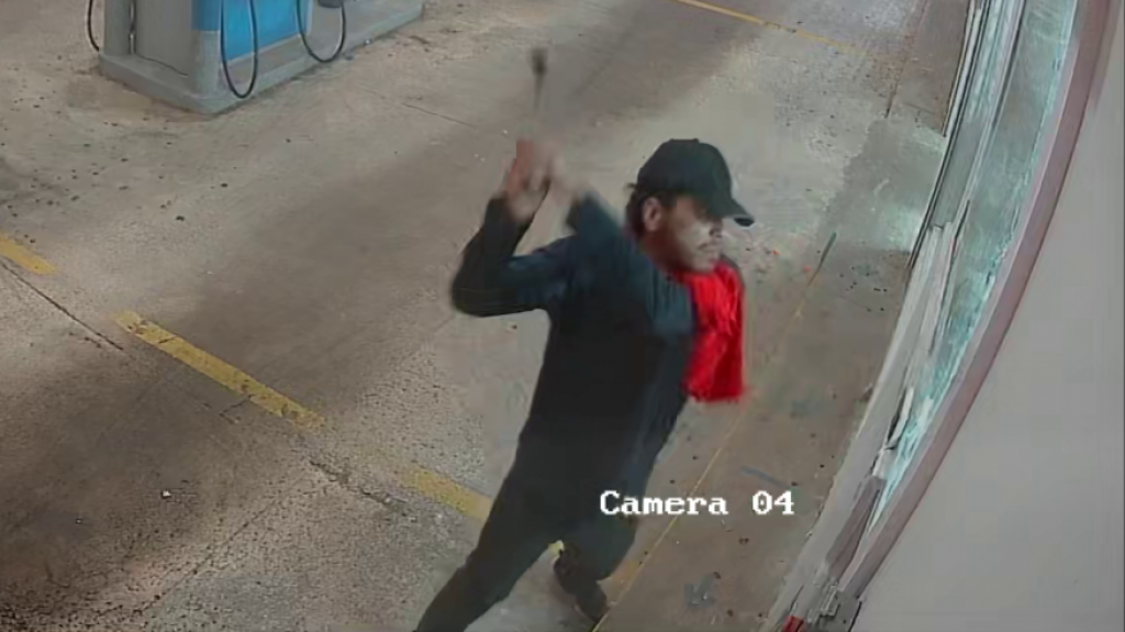  Video:Hombre armado con hacha irrumpe en gasolinera y roba caja registradora 