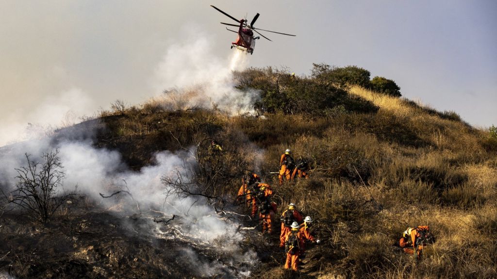  Declaran emergencia en dos condados de California por voraces incendios 