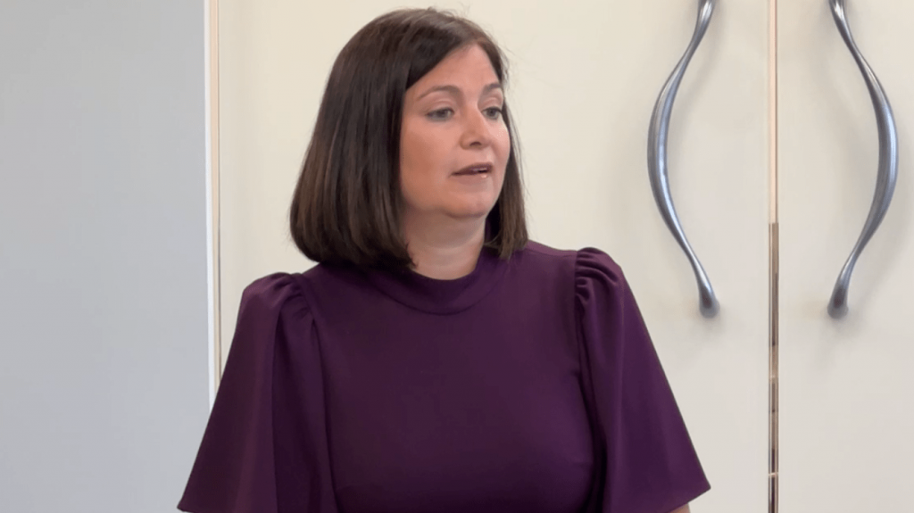  Critica a la Cámara de Representantes por no aprobar el aumento de salario a los jueces 