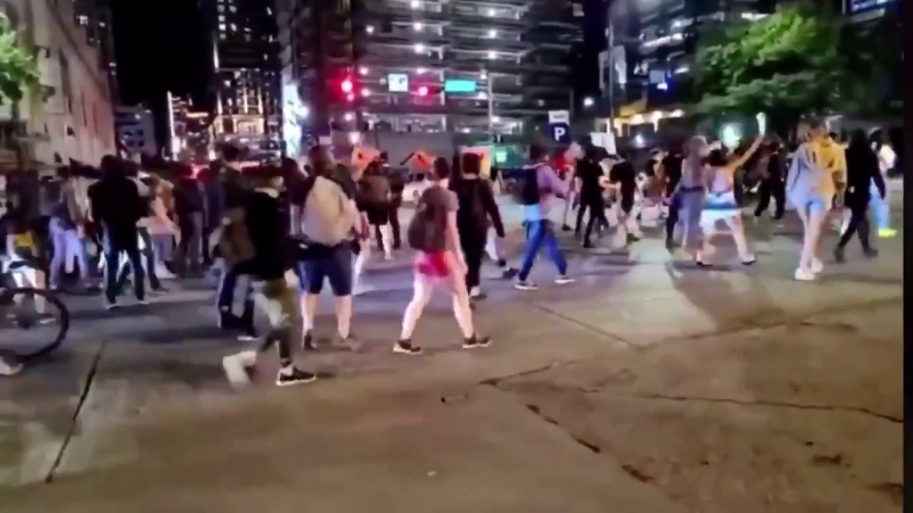  Video: Al menos una persona gravemente herida en un tiroteo durante una protesta en Texas 