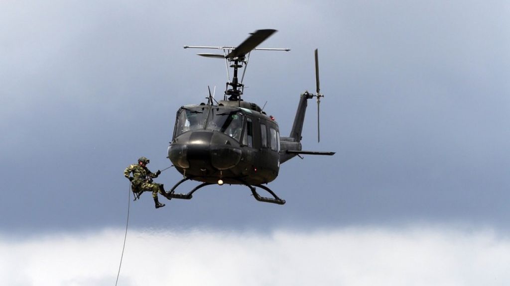  VIDEO: Captan el momento de la tr&aacute;gica ca&iacute;da de dos militares en Colombia que pend&iacute;an de un helic&oacute;ptero en un desfile 