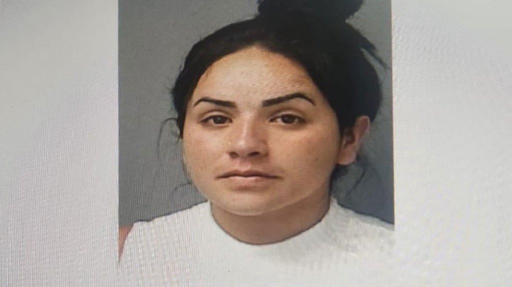  Arrestada en Arecibo mujer que le habl&oacute; malo, agredi&oacute; y que le rompi&oacute; el carro a su pareja 