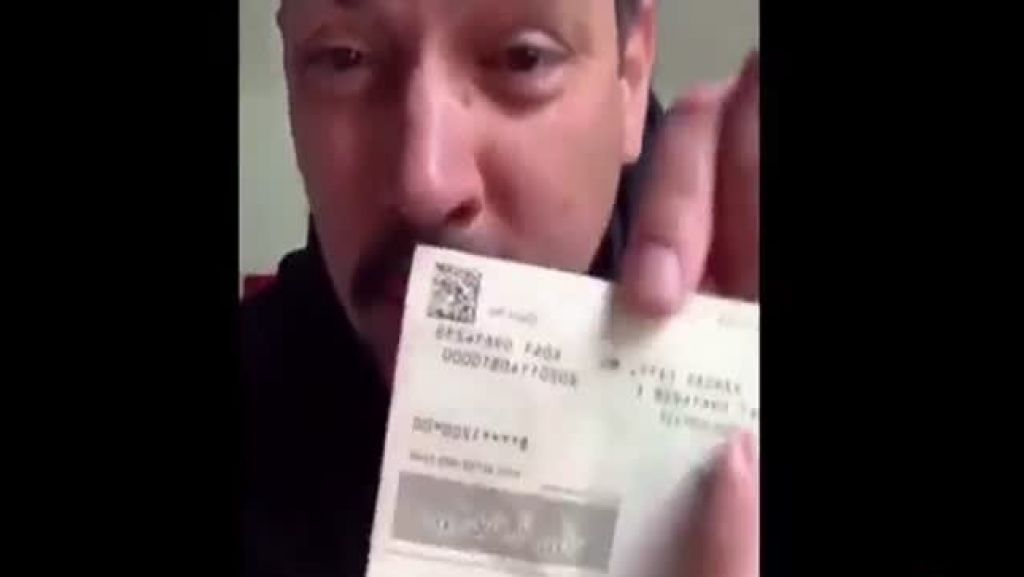  Video: Rompe cheque de $1,200 de Trump, &ldquo;No necesito dinero&rdquo; 