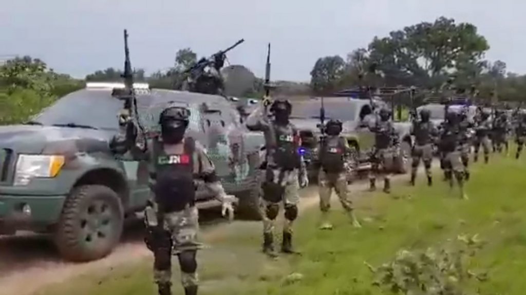  VIDEO: Presuntos sicarios del C&aacute;rtel Jalisco Nueva Generaci&oacute;n exhiben una caravana de blindados y poderosas armas a gritos de &ldquo;gente del Mencho&ldquo; 