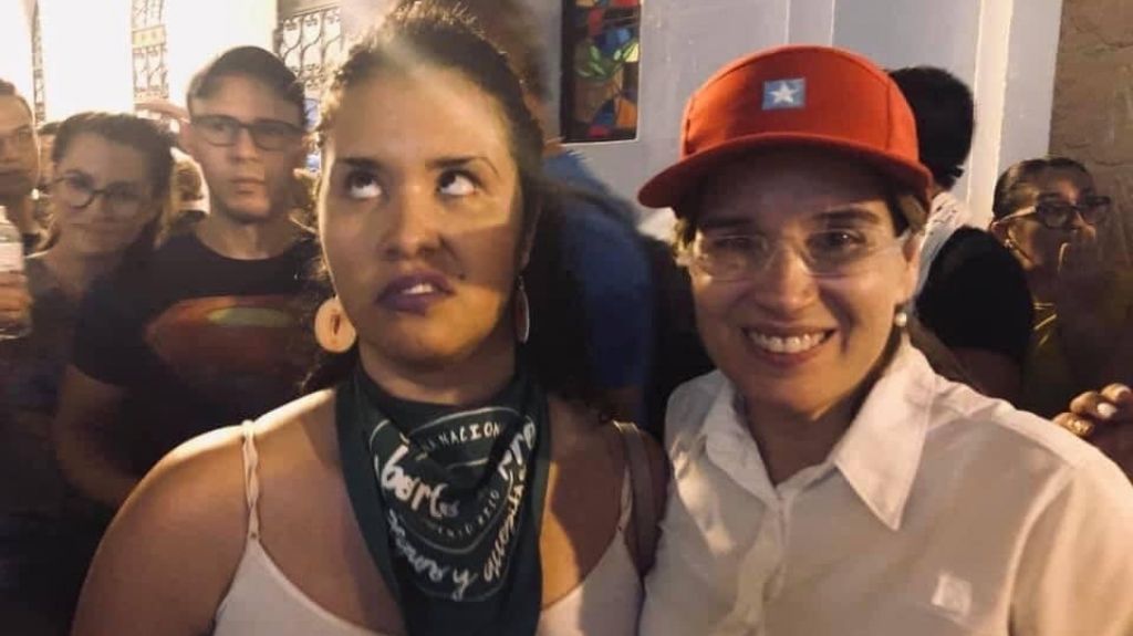  Viral foto de joven con Carmen Yulin 