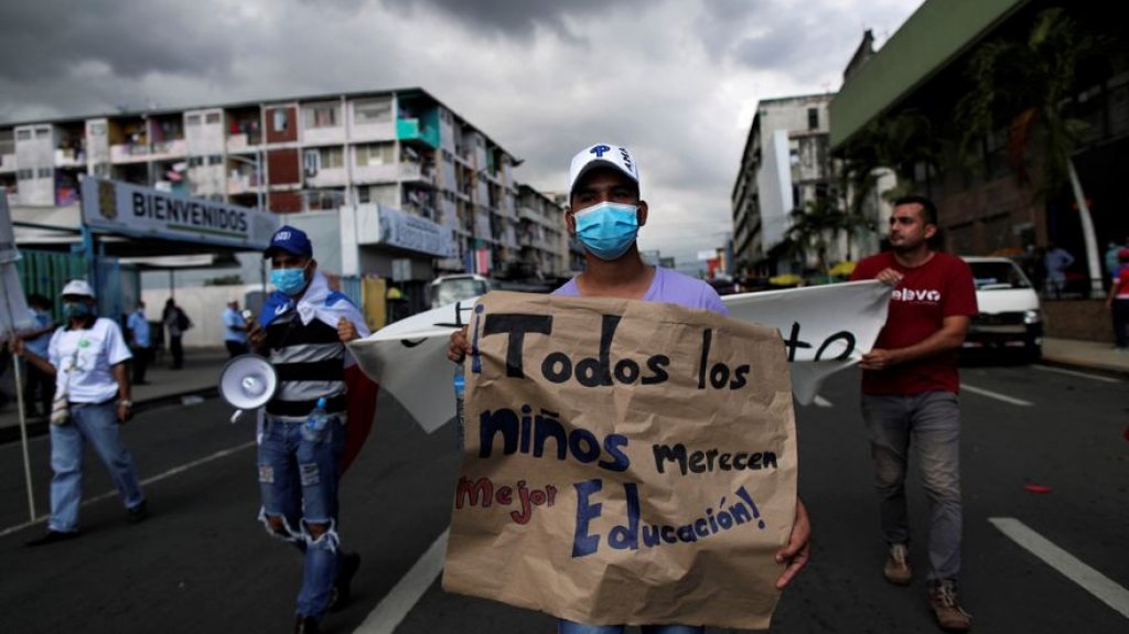  Maestros paname&ntilde;os exigen internet gratis para sus estudiantes 