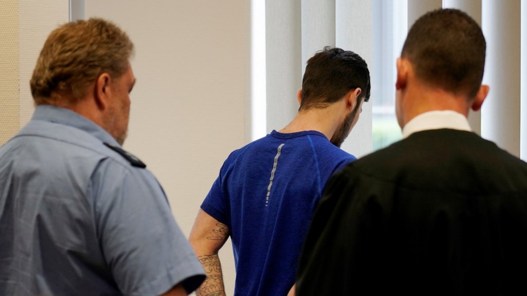  Arrestan a polic&iacute;a de Los &Aacute;ngeles como sospechoso de robar auto de un lote 