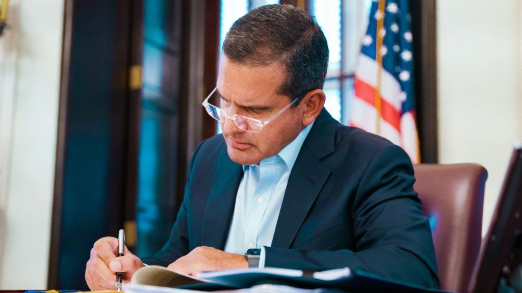  Gobernador firma ley para aumentar asignaci&oacute;n gubernamental a organizaciones deportivas de la Isla 