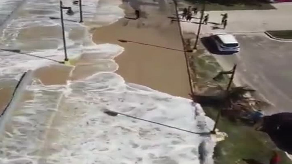  Video: Curiosos en Ocean Park Corren cuando las olas del mar salen hasta la calle 