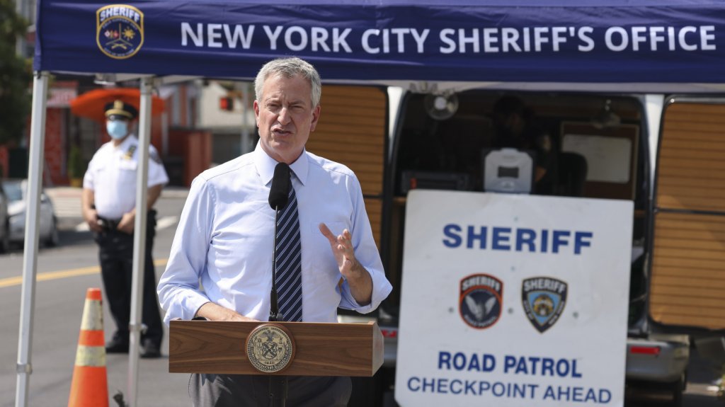  Escuelas de Nueva York retiran su confianza al alcalde por manejo de pandemia 